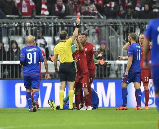 Foul als letzter Mann Zweikampf, Aktion Holger Badstuber FC Bayern München ganz rechts an Ideye Brown Olympiakos CF Piräus Piraeus erhält rote Karte, rot, Platzverweis von Schiedsrichter Referee Jonas Erikson (SWE) Champions League CL Gruppenphase FC Bayern München FCB vs Olympiacos Olympiakos CF Piräus Piraeus 24.11.2015 FC Bayern München FCB vs Olympiacos Olympiakos CF Piräus Piraeus