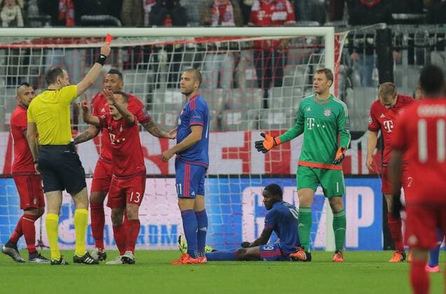 Hauptschiedsrichter Jonas ERIKSSON, SWE , Schiedsrichter, Linienrichter mit Fahne, Pfeife zeigt die Rote Karte, Platzverweis, schweres Vergehen Holger BADSTUBER, FCB 28 FC BAYERN MUENCHEN - FC OLYMPIAKOS PIRAEUS GRUPPENPHASE, Fussball UEFA Champions League, Muenchen, 24.11.2015 CL Saison 2015 2016, FCB, Muenchen