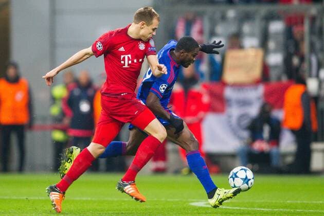 GER, UEFA CL, FC Bayern Muenchen (GER) vs. Olympiacos FC (GRE) 24.11.2015, Allianz Arena, Muenchen, GER, UEFA CL, FC Bayern Muenchen (GER) vs. Olympiacos FC (GRE), im Bild Holger Badstuber (FCB 28) bringt Ideye Brown (Olympiacos 99) zu fall und bekommt die rote karte nphxStraubmeier