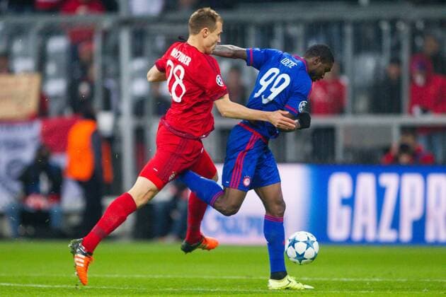 GER, UEFA CL, FC Bayern Muenchen (GER) vs. Olympiacos FC (GRE) 24.11.2015, Allianz Arena, Muenchen, GER, UEFA CL, FC Bayern Muenchen (GER) vs. Olympiacos FC (GRE), im Bild Holger Badstuber (FCB 28) bringt Ideye Brown (Olympiacos 99) zu fall und bekommt die rote karte nphxStraubmeier