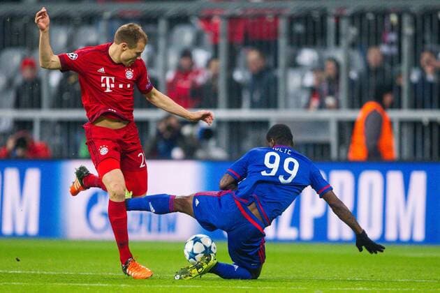 GER, UEFA CL, FC Bayern Muenchen (GER) vs. Olympiacos FC (GRE) 24.11.2015, Allianz Arena, Muenchen, GER, UEFA CL, FC Bayern Muenchen (GER) vs. Olympiacos FC (GRE), im Bild Holger Badstuber (FCB 28) bringt Ideye Brown (Olympiacos 99) zu fall und bekommt die rote karte nphxStraubmeier