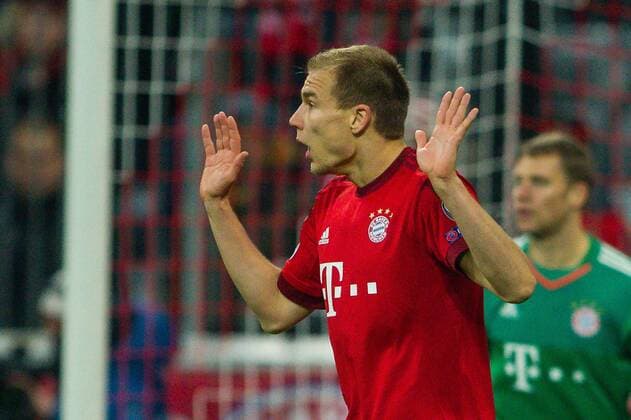 GER, UEFA CL, FC Bayern Muenchen (GER) vs. Olympiacos FC (GRE) 24.11.2015, Allianz Arena, Muenchen, GER, UEFA CL, FC Bayern Muenchen (GER) vs. Olympiacos FC (GRE), im Bild Holger Badstuber (FCB 28) bringt Ideye Brown (Olympiacos 99) zu fall und bekommt die rote karte nphxStraubmeier
