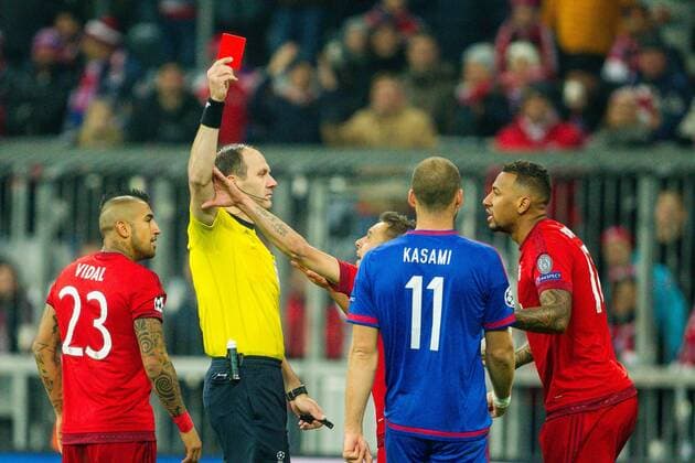GER, UEFA CL, FC Bayern Muenchen (GER) vs. Olympiacos FC (GRE) 24.11.2015, Allianz Arena, Muenchen, GER, UEFA CL, FC Bayern Muenchen (GER) vs. Olympiacos FC (GRE), im Bild Holger Badstuber (FCB 28) bringt Ideye Brown (Olympiacos 99) zu fall und bekommt die rote karte nphxStraubmeier