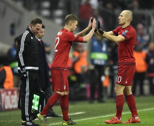 früher Wechsel Wechsel, Auswechslung, Einwechslung Joshua Kimmich FC Bayern München kommt für Arjen Robben FC Bayern München (rechts) Champions League CL Gruppenphase FC Bayern München FCB vs Olympiacos Olympiakos CF Piräus Piraeus 24.11.2015 FC Bayern München FCB vs Olympiacos Olympiakos CF Piräus Piraeus