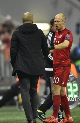 früher Wechsel Wechsel, Auswechslung, Einwechslung Joshua Kimmich FC Bayern München kommt für Arjen Robben FC Bayern München mit Trainer Coach Josep Pep Guardiola FC Bayern München Champions League CL Gruppenphase FC Bayern München FCB vs Olympiacos Olympiakos CF Piräus Piraeus 24.11.2015 FC Bayern München FCB vs Olympiacos Olympiakos CF Piräus Piraeus