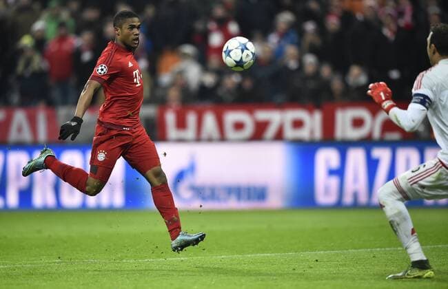 Torchance Douglas Costa FC Bayern München scheitert mit Chip chippen Heber an Torwart Roberto Olympiakos CF Piräus Piraeus (rechts) Aktion Champions League CL Gruppenphase FC Bayern München FCB vs Olympiacos Olympiakos CF Piräus Piraeus 24.11.2015 FC Bayern München FCB vs Olympiacos Olympiakos CF Piräus Piraeus