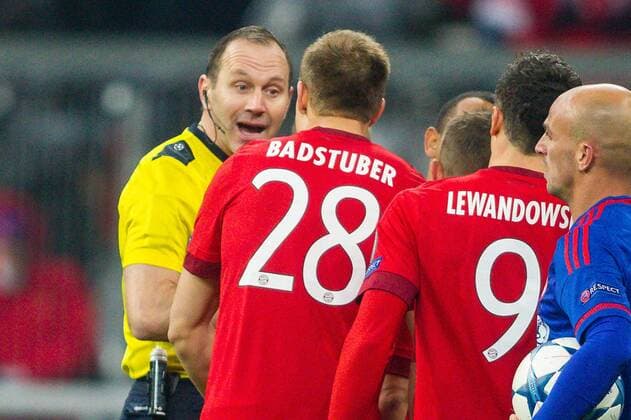 GER, UEFA CL, FC Bayern Muenchen (GER) vs. Olympiacos FC (GRE) 24.11.2015, Allianz Arena, Muenchen, GER, UEFA CL, FC Bayern Muenchen (GER) vs. Olympiacos FC (GRE), im Bild Holger Badstuber (FCB 28) diskutiert mit schiedsrichter Ericksson nach der erteilten Roten Karte nphxStraubmeier