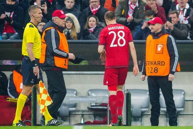 GER, UEFA CL, FC Bayern Muenchen (GER) vs. Olympiacos FC (GRE) 24.11.2015, Allianz Arena, Muenchen, GER, UEFA CL, FC Bayern Muenchen (GER) vs. Olympiacos FC (GRE), im Bild Holger Badstuber (FCB 28) verlaesst die arena nach seiner Roten Karte nphxStraubmeier