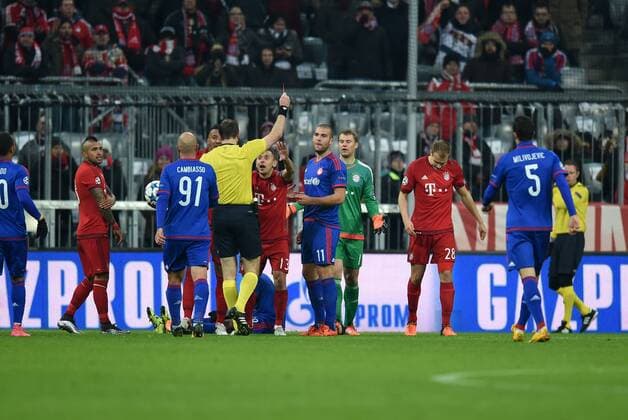 FUSSBALL CHAMPIONS LEAGUE SAISON 2015 2016 GRUPPENPHASE FC Bayern Muenchen - Olympiakos Piraeus 24.11.2015 Auch das noch: Schiedsrichter Jonas Eriksson zeigt Holger Badstuber (FC Bayern Muenchen) die Rote Karte 
