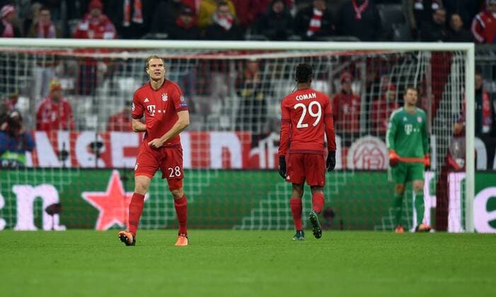 FUSSBALL CHAMPIONS LEAGUE SAISON 2015 2016 GRUPPENPHASE FC Bayern Muenchen - Olympiakos Piraeus 24.11.2015 Holger Badstuber (FC Bayern Muenchen) verlaesst nach seiner Roten Karte den Platz 