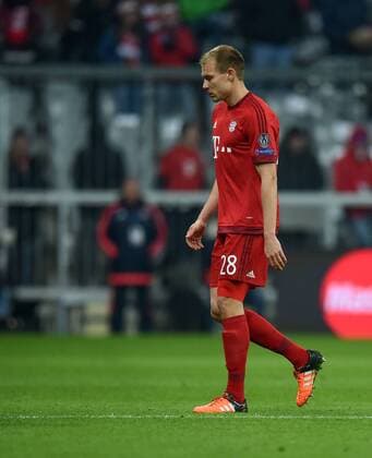 FUSSBALL CHAMPIONS LEAGUE SAISON 2015 2016 GRUPPENPHASE FC Bayern Muenchen - Olympiakos Piraeus 24.11.2015 Holger Badstuber (FC Bayern Muenchen) verlaesst nach seiner Roten Karte den Platz 