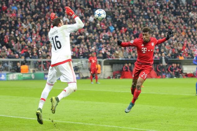 Kingsley COMAN, FCB 29 Torschuss, schiesst das Tor zum 4-0 gegen ROBERTO, Piraeus 1 Torwart FC BAYERN MUENCHEN - FC OLYMPIAKOS PIRAEUS GRUPPENPHASE, Fussball UEFA Champions League, Muenchen, 24.11.2015 CL Saison 2015 2016, FCB, Muenchen