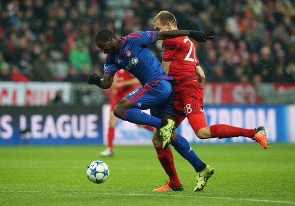 Muenchen Brown Ideye ( Olympiakos Piraeus ) rechts Holger Badstuber (FC Bayern Muenchen) erhalt nach deiesem Zweikampf die rote Karte wegen Notbremse FC Bayern Muenchen vs. Olympiakos Piraeus, Fussball, Champions League, 24.11.2015, Copyright: Langerx xEibner-Pressefoto EP_HLR