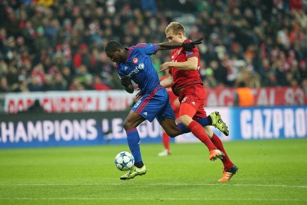 Muenchen Brown Ideye ( Olympiakos Piraeus ) rechts Holger Badstuber (FC Bayern Muenchen) erhalt nach deiesem Zweikampf die rote Karte wegen Notbremse FC Bayern Muenchen vs. Olympiakos Piraeus, Fussball, Champions League, 24.11.2015, Copyright: Langerx xEibner-Pressefoto EP_HLR
