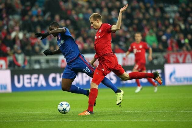 Muenchen Brown Ideye ( Olympiakos Piraeus ) rechts Holger Badstuber (FC Bayern Muenchen) erhalt nach deiesem Zweikampf die rote Karte wegen Notbremse FC Bayern Muenchen vs. Olympiakos Piraeus, Fussball, Champions League, 24.11.2015, Copyright: Langerx xEibner-Pressefoto EP_HLR