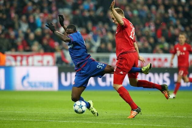 Muenchen Brown Ideye ( Olympiakos Piraeus ) rechts Holger Badstuber (FC Bayern Muenchen) erhalt nach deiesem Zweikampf die rote Karte wegen Notbremse FC Bayern Muenchen vs. Olympiakos Piraeus, Fussball, Champions League, 24.11.2015, Copyright: Langerx xEibner-Pressefoto EP_HLR