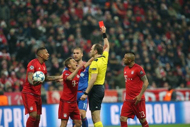 Muenchen Schiedsrichter Jonas Eriksson zeigt nicht auf dem Bild Holger Badstuber (FC Bayern Muenchen) die rote Karte Jerome Boateng (FC Bayern Muenchen) Rafinha (FC Bayern Muenchen) Arturo Vidal (FC Bayern Meunchen) FC Bayern Muenchen vs. Olympiakos Piraeus, Fussball, Champions League, 24.11.2015, Copyright: Langerx xEibner-Pressefoto EP_HLR