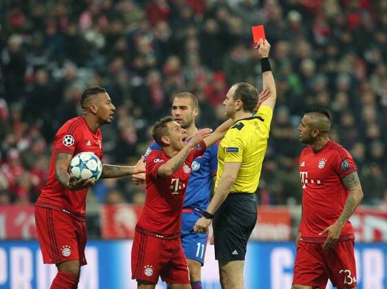 Muenchen Schiedsrichter Jonas Eriksson zeigt nicht auf dem Bild Holger Badstuber (FC Bayern Muenchen) die rote Karte Jerome Boateng (FC Bayern Muenchen) Rafinha (FC Bayern Muenchen) Arturo Vidal (FC Bayern Meunchen) FC Bayern Muenchen vs. Olympiakos Piraeus, Fussball, Champions League, 24.11.2015, Copyright: Langerx xEibner-Pressefoto EP_HLR