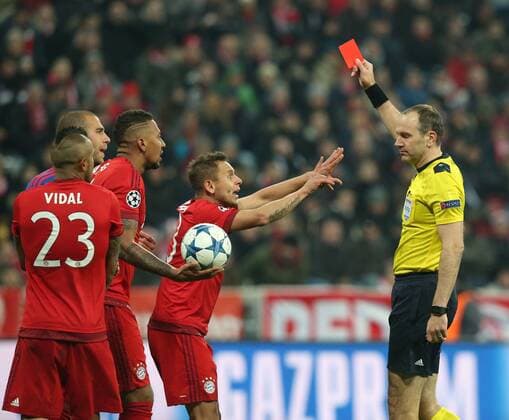 Muenchen Schiedsrichter Jonas Eriksson zeigt nicht auf dem Bild Holger Badstuber (FC Bayern Muenchen) die rote Karte Arturo Vidal (FC Bayern Meunchen) Jerome Boateng (FC Bayern Muenchen) Rafinha (FC Bayern Muenchen) FC Bayern Muenchen vs. Olympiakos Piraeus, Fussball, Champions League, 24.11.2015, Copyright: Langerx xEibner-Pressefoto EP_HLR
