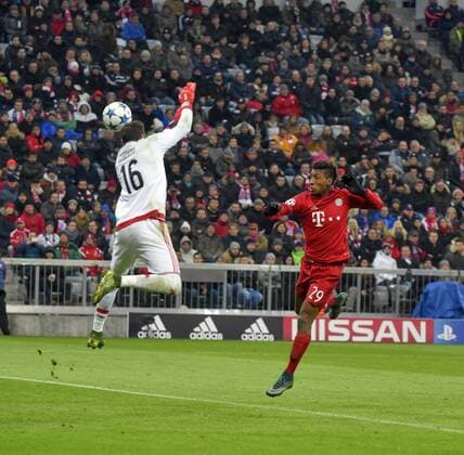 24.11.2015, Fussball Championsleague 2015 2016, Vorrunde, 5.Spieltag, FC Bayern München - Olympiakos Piräus, in der Allianz-Arena München. Torschuss per Kopf von Kingsley Coman (re, Bayern München) zum 4:0 gegen Torwart Roberto (Piräus). 