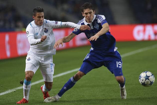 Fußball, Champions League, FC Porto - Dynamo Kiew Nov. 24, 2015 - Porto, Portugal - Porto s Spanish forward Cristian Tello (L) and Dynamo Kiev s midfielder Denys Garmash (R) in action during the UEFA Champions League match between FC Porto and FC Dynamo Kyiv, at Dragao Stadium in Porto on November 24, 2015. UEFA Champions League match between FC Porto and FC Dynamo Kyiv  - ZUMAn230