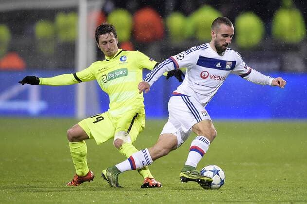 Fußball, Champions League, Olympique Lyon - KAA Gent - LYON, FRANCE: Gent s Brecht Dejaegere and Lyon s Sergi Darder fight for the ball during the game between French club Olympique Lyonnais and Belgian first league soccer team KAA Gent, the fifth game in the group H, in the group stage of the Uefa Champions League competition, in Lyon, France, Tuesday 24 November 2015. YORICKxJANSENS  x04745520x