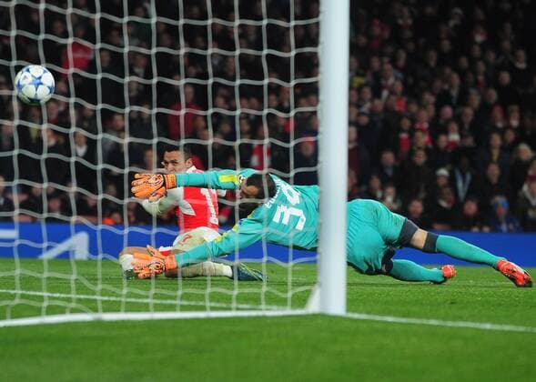 Fußball, Champions League, FC Arsenal - Dinamo Zagreb Football - 2015 2016 Champions League - Group F: Arsenal vs. Dinamo Zagreb Alexis Sanchez of Arsenal scores goal no. 3 past goalkeeper Eduardo at The Emirates. COLORSPORT ANDREW COWIE 
