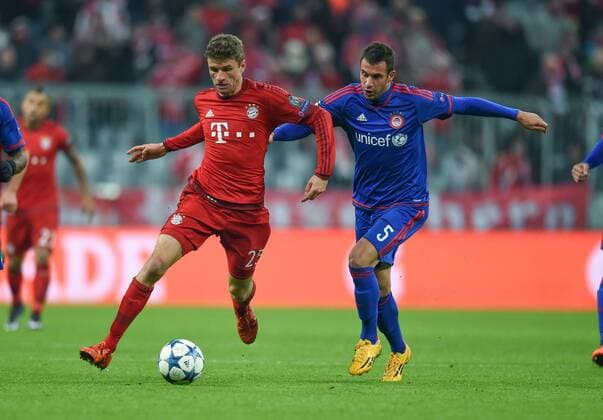 FUSSBALL CHAMPIONS LEAGUE SAISON 2015 2016 GRUPPENPHASE FC Bayern Muenchen - Olympiakos Piraeus 24.11.2015 Thomas Mueller (li, FC Bayern Muenchen) gegen Luka Milivojevic (re, Olympiakos Piraeus) 