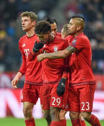 FUSSBALL CHAMPIONS LEAGUE SAISON 2015 2016 GRUPPENPHASE FC Bayern Muenchen - Olympiakos Piraeus 24.11.2015 Kingsley Coman (Mitte, FC Bayern Muenchen) hat sich wehgetan 