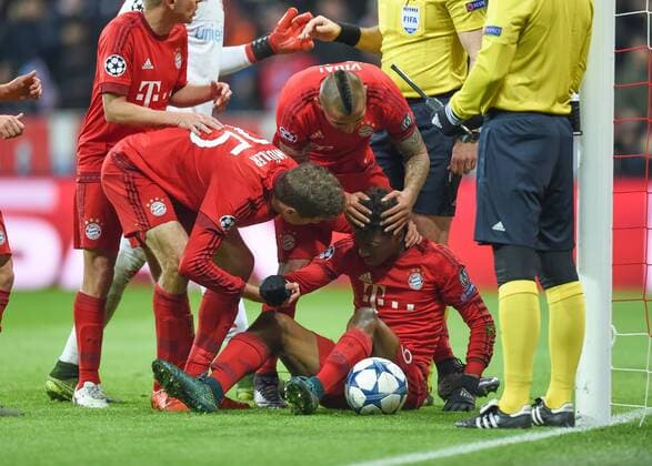 FUSSBALL CHAMPIONS LEAGUE SAISON 2015 2016 GRUPPENPHASE FC Bayern Muenchen - Olympiakos Piraeus 24.11.2015 Kingsley Coman (Mitte, FC Bayern Muenchen) hat sich wehgetan 