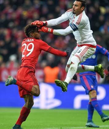 FUSSBALL CHAMPIONS LEAGUE SAISON 2015 2016 GRUPPENPHASE FC Bayern Muenchen - Olympiakos Piraeus 24.11.2015 Kingsley Coman (li, FC Bayern Muenchen) prallt mit Torwart Roberto (Olympiakos Piraeus) zusammen 