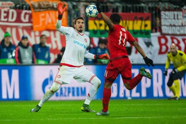 Dienstag 24.11.2015, CL, UEFA Champions League, Saison 2015 2016, Vorrunde Rueckspiel in Muenchen, FC Bayern Muenchen - Olympiakos Piraeus, v-l Thiago Alcantara (FC Bayern 6) Douglas Costa de Souza (FC Bayern 11) DeFodi507