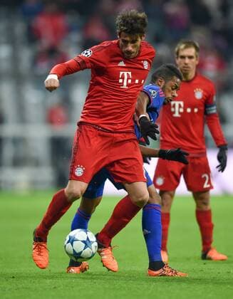 FUSSBALL CHAMPIONS LEAGUE SAISON 2015 2016 GRUPPENPHASE FC Bayern Muenchen - Olympiakos Piraeus 24.11.2015 Javi Javier Martinez (FC Bayern Muenchen) kann sich dursetzen 