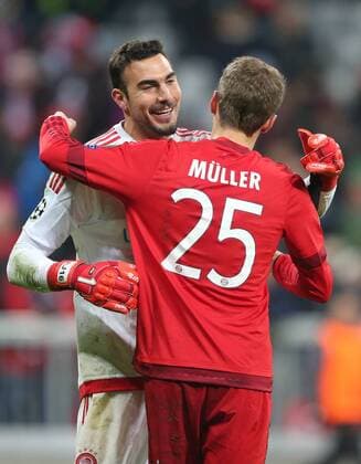 SOCCER - CL, Bayern vs Olympiakos MUNICH,GERMANY,24.NOV.15 - SOCCER - UEFA Champions League, group stage, FC Bayern Muenchen vs Olympiakos Piraeus. Image shows Thomas Mueller (Bayern) and Roberto (Olympiakos). GEPAxpictures xThomasxBachun