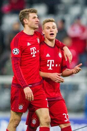 GER, UEFA CL, FC Bayern Muenchen (GER) vs. Olympiacos FC (GRE) 24.11.2015, Allianz Arena, Muenchen, GER, UEFA CL, FC Bayern Muenchen (GER) vs. Olympiacos FC (GRE), im Bild Thomas Mueller (FCB 25) mit Joshua Kimmich (FCB 32) nphxStraubmeier