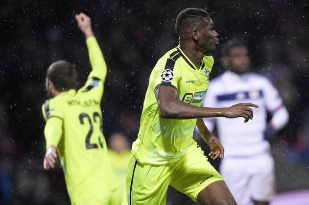 Fußball, Champions League, Olympique Lyon - KAA Gent - LYON, FRANCE: Gent s Kalifa Coulibaly celebrates after scoring the 1-2 goal during the game between French club Olympique Lyonnais and Belgian first league soccer team KAA Gent, the fifth game in the group H, in the group stage of the Uefa Champions League competition, in Lyon, France, Tuesday 24 November 2015. YORICKxJANSENS  x04745548x