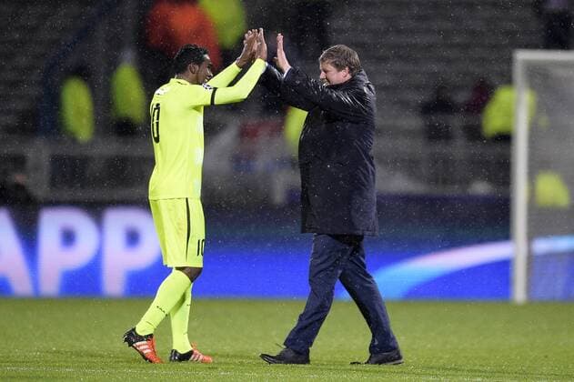 Fußball, Champions League, Olympique Lyon - KAA Gent - LYON, FRANCE: Gent s Renato Neto and Gent s head coach Hein Vanhaezebrouck celebrate after winning 1-2 the game between French club Olympique Lyonnais and Belgian first league soccer team KAA Gent, the fifth game in the group H, in the group stage of the Uefa Champions League competition, in Lyon, France, Tuesday 24 November 2015. YORICKxJANSENS  x04745551x