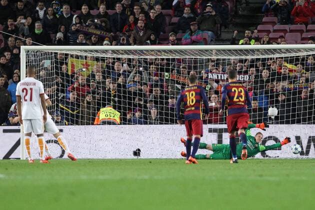 Fußball, Champions League, FC Barcelona - AS Rom Il rigore parato di Marc-Andre Ter Stegen Barcelona su Edin Dzeko As Roma - Barcelona, 24.11.2015 - Fussball - UEFA Champions League 2015 2016 - FC Barcelona vs AS Roma - lucaxpagliaricci