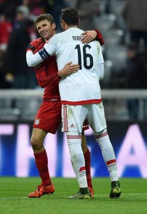 FUSSBALL CHAMPIONS LEAGUE SAISON 2015 2016 GRUPPENPHASE FC Bayern Muenchen - Olympiakos Piraeus 24.11.2015 Thomas Mueller (li, FC Bayern Muenchen) und Torwart Roberto (re, Olympiakos Piraeus) umarmen sich 
