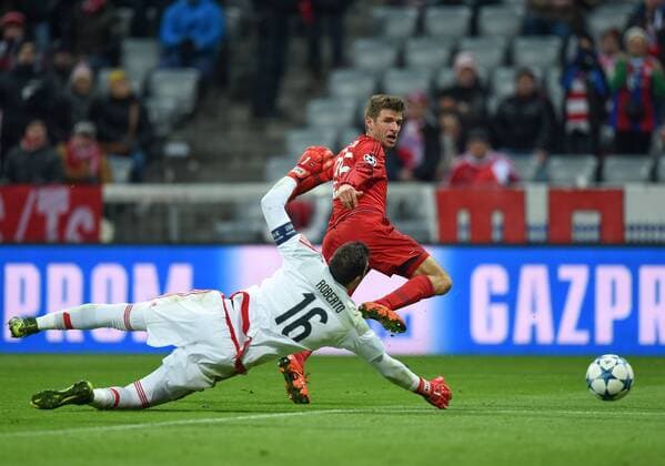 FUSSBALL CHAMPIONS LEAGUE SAISON 2015 2016 GRUPPENPHASE FC Bayern Muenchen - Olympiakos Piraeus 24.11.2015 Thomas Mueller (li, FC Bayern Muenchen) gegen Torwart Roberto (re, Olympiakos Piraeus) 