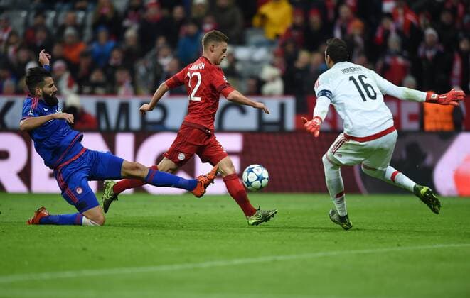 FUSSBALL CHAMPIONS LEAGUE SAISON 2015 2016 GRUPPENPHASE FC Bayern Muenchen - Olympiakos Piraeus 24.11.2015 Joshua Kimmich (Mitte, FC Bayern Muenchen) gegen Dimitris Siovas (li) und Torwart Roberto (re, beide Olympiakos Piraeus) 