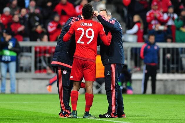 Fussball Champions League Vorrunde 5. Spieltag Bayern München - Olympiakos Piräus am 24.11.2015 in der Allianz-Arena in München Kingsley Coman ( München ) muss nach seinem Tor zum 4:0 behandelt werden xPBJPGx