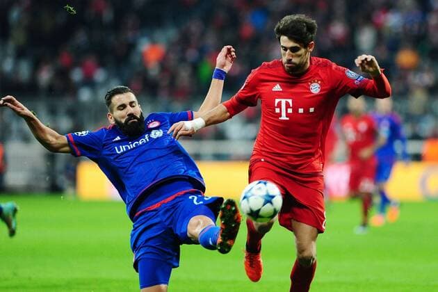 Fussball Champions League Vorrunde 5. Spieltag Bayern München - Olympiakos Piräus am 24.11.2015 in der Allianz-Arena in München Dimitrios Siovas ( Piräus ), rechts - Javi Martinez ( München ), rechts xPBJPGx