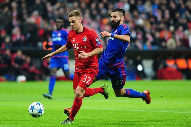 Fussball Champions League Vorrunde 5. Spieltag Bayern München - Olympiakos Piräus am 24.11.2015 in der Allianz-Arena in München Joshua Kimmich ( München ), links - Dimitrios Siovas ( Piräus ), rechts xPBJPGx