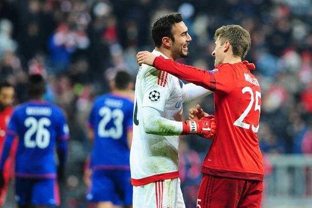 Fussball Champions League Vorrunde 5. Spieltag Bayern München - Olympiakos Piräus am 24.11.2015 in der Allianz-Arena in München Roberto ( Piräus ), links - Thomas Mueller ( München ), rechts xPBJPGx