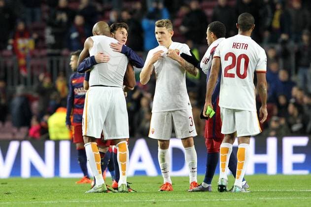 Fußball, Champions League, FC Barcelona - AS Rom Maicon As Roma abbraccia a fine gara Lionel Messi Barcelona - Barcelona, 24.11.2015 - Fussball - UEFA Champions League 2015 2016 - FC Barcelona vs AS Roma - lucaxpagliaricci