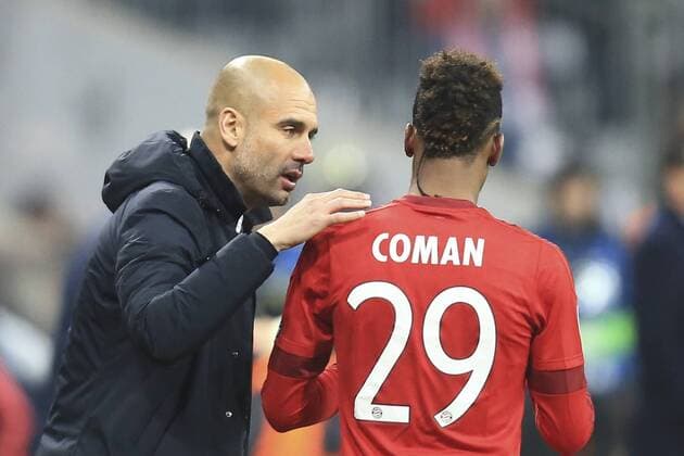 24.11.2015, Fussball Championsleague 2015 2016, Vorrunde, 5.Spieltag, FC Bayern München - Olympiakos Piräus, in der Allianz-Arena München. v.li: Trainer Pep Guardiola (FC Bayern München) und Kingsley Coman (Bayern München) nach seinem Tor. 