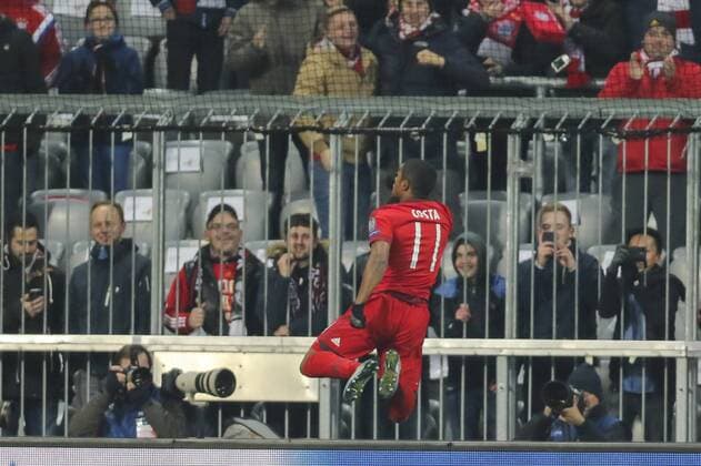 Douglas COSTA, FCB 11 Torjubel, Jubel nach dem Tor zum 1-0 FC BAYERN MUENCHEN - FC OLYMPIAKOS PIRAEUS 4-0 GRUPPENPHASE, Fussball UEFA Champions League, Muenchen, 24.11.2015 CL Saison 2015 2016, FCB, Muenchen