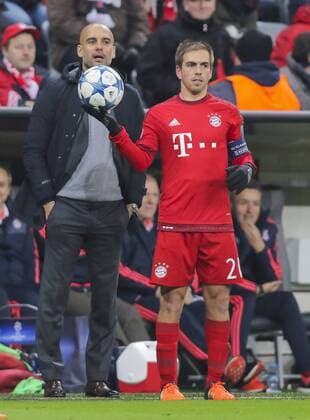 Trainer Cheftrainer Pep GUARDIOLA (FCB) Philipp Lahm (FCB 21) FC BAYERN MUENCHEN - FC OLYMPIAKOS PIRAEUS 4-0 GRUPPENPHASE, Fussball UEFA Champions League, Muenchen, 24.11.2015 CL Saison 2015 2016, FCB, Muenchen