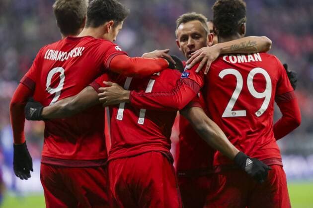 Douglas COSTA, FCB 11 Torjubel, Jubel nach dem Tor zum 1-0 mit RAFINHA (FCB 13) Kingsley COMAN, FCB 29 Robert LEWANDOWSKI, FCB 9 FC BAYERN MUENCHEN - FC OLYMPIAKOS PIRAEUS 4-0 GRUPPENPHASE, Fussball UEFA Champions League, Muenchen, 24.11.2015 CL Saison 2015 2016, FCB, Muenchen
